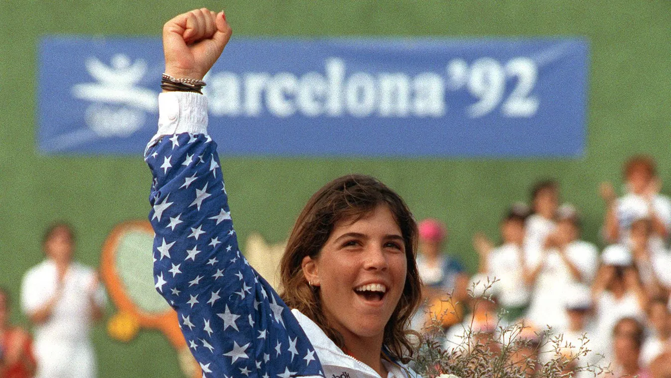 TENNIS-JENNIFER CAPRIATI-BARCELONA Vertical FLOWER SMILING WOMAN OLYMPIC GAMES WINNER TENNIS PODIUM JOY 