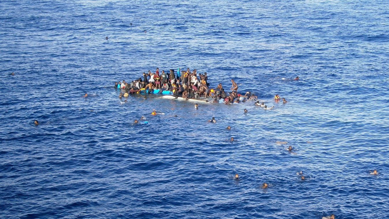 Földközi-tenger, 2015. április 20.
Az Opielok Offshore Carriers (OOC) német hajózási válalalt által 2015. április 20-án közreadott kép illegális menekültekről egy félig elsüllyedt hajóban a Földközi-tengeren, a vállalat Jaguar teherhajójának közelében ápr