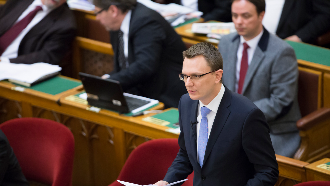 Parlament Rétvári Bence Fidesz 