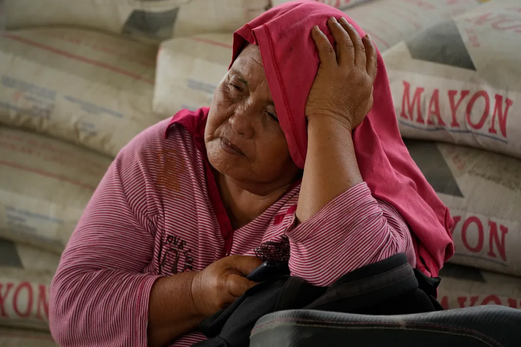 Fülöp-szigeteki Mayon vulkán ManilaMayon tűzhányó kitörése miatt kiköltöztetett nő a Fülöp-szigeteki Albay tartományban fekvő Guinabotanban lévő menedékhelyen 2023. június 12-én. Az ország legaktívabb tűzhányójának kitörése miatt több mint 12 ezer embert 