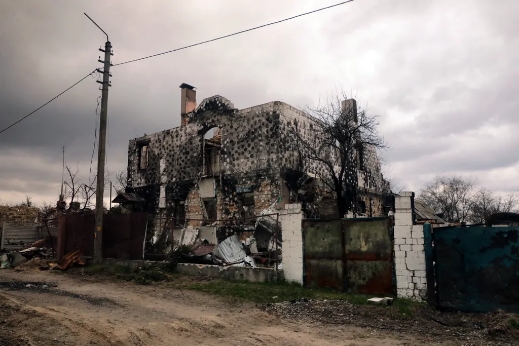 Ukrán válság 2022, orosz, ukrán, háború, Ukrajna, Csernyihiv, roncs, romok, utca, város 