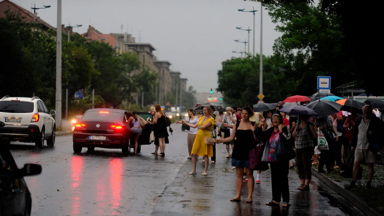 autó esernyő esős IDŐJÁRÁS KÖZLEKEDÉSI ESZKÖZ ÖLTÖZÉK KIEGÉSZÍTŐ SZEMÉLY személyautó utas eserny?? es??s ID??JÁRÁS ÖLTÖZÉK KIEGÉSZÍT?? Budapest, 2015. július 8.
A felhőszakadás miatt a Deák Ferenc tér és Kőbánya-Kispest között nem közlekedő 3-as metró Ecs