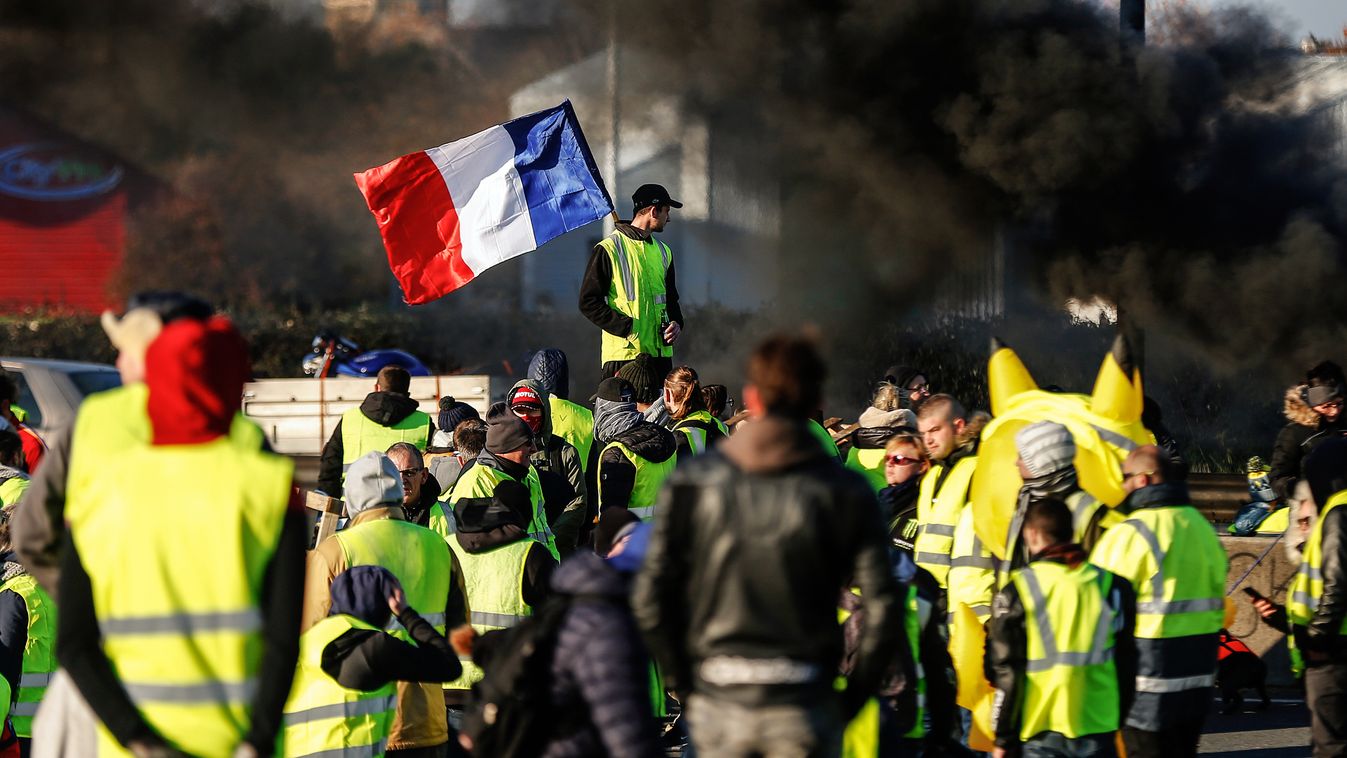 Franciaország, tüntetés, Yellow West Movement People block Caen's circular road on November 18, 2018 in Caen, Normandy, on a second day of action, a day after a nationwide popular initiated day of protest called "yellow vest" (Gilets Jaunes in French) mov