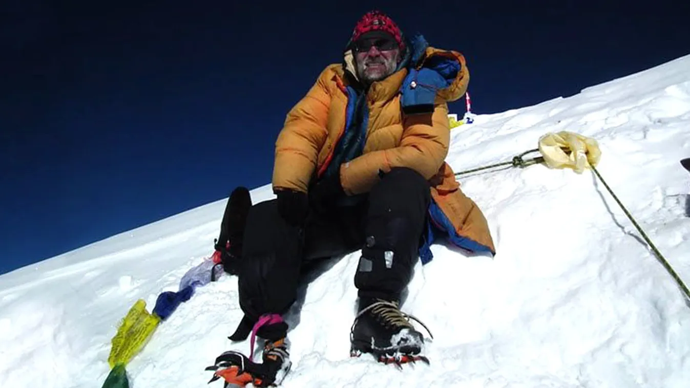 
Erőss Zsolt a 8516 méter magas Lhoce csúcsán 2011. május 21-én, amit már műlábban mászott meg