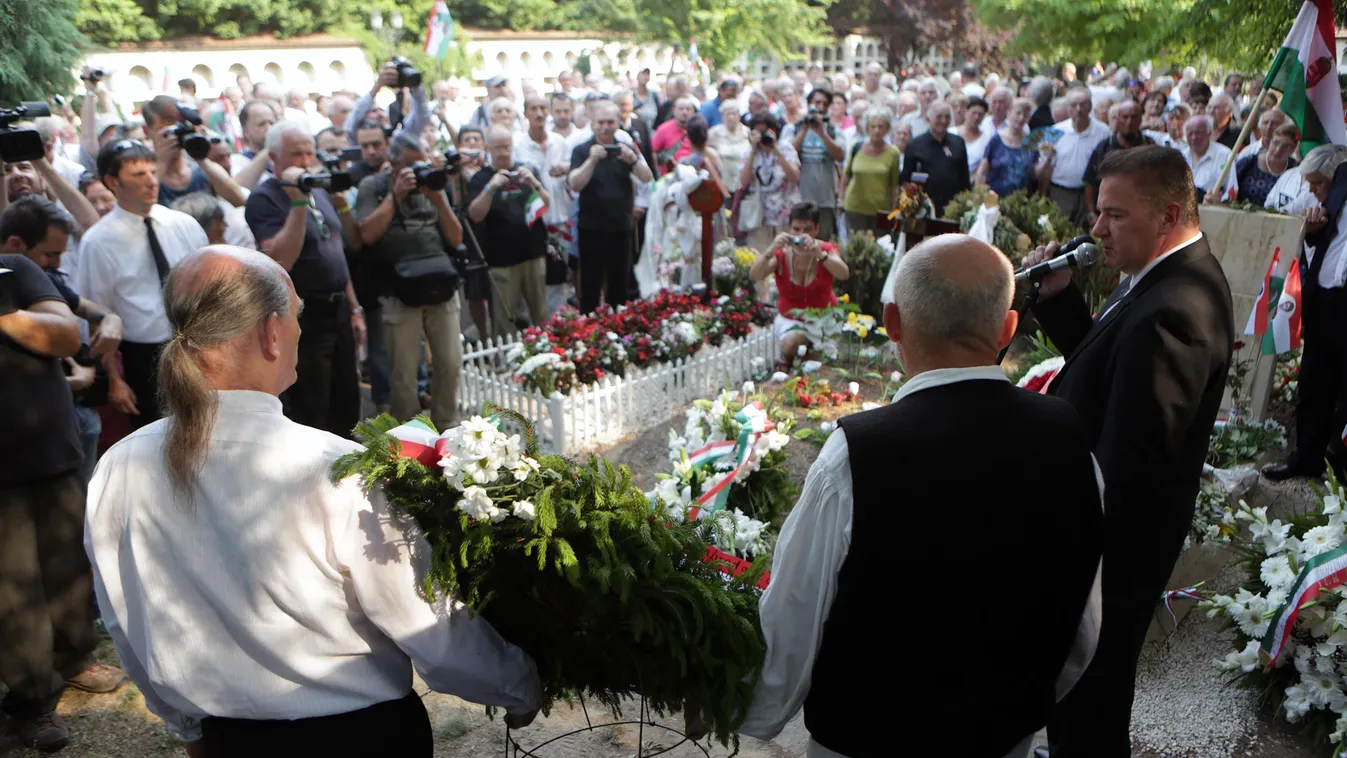 Petőfi Sándor feltételezett sírjához a Kerepesi úti temetőbe tartó gyászmenet 2015 július 17-én Petőfi Sándor feltételezett sírjához a Kerepesi úti temetőbe tartó gyászmenet 2015 július 17-én 