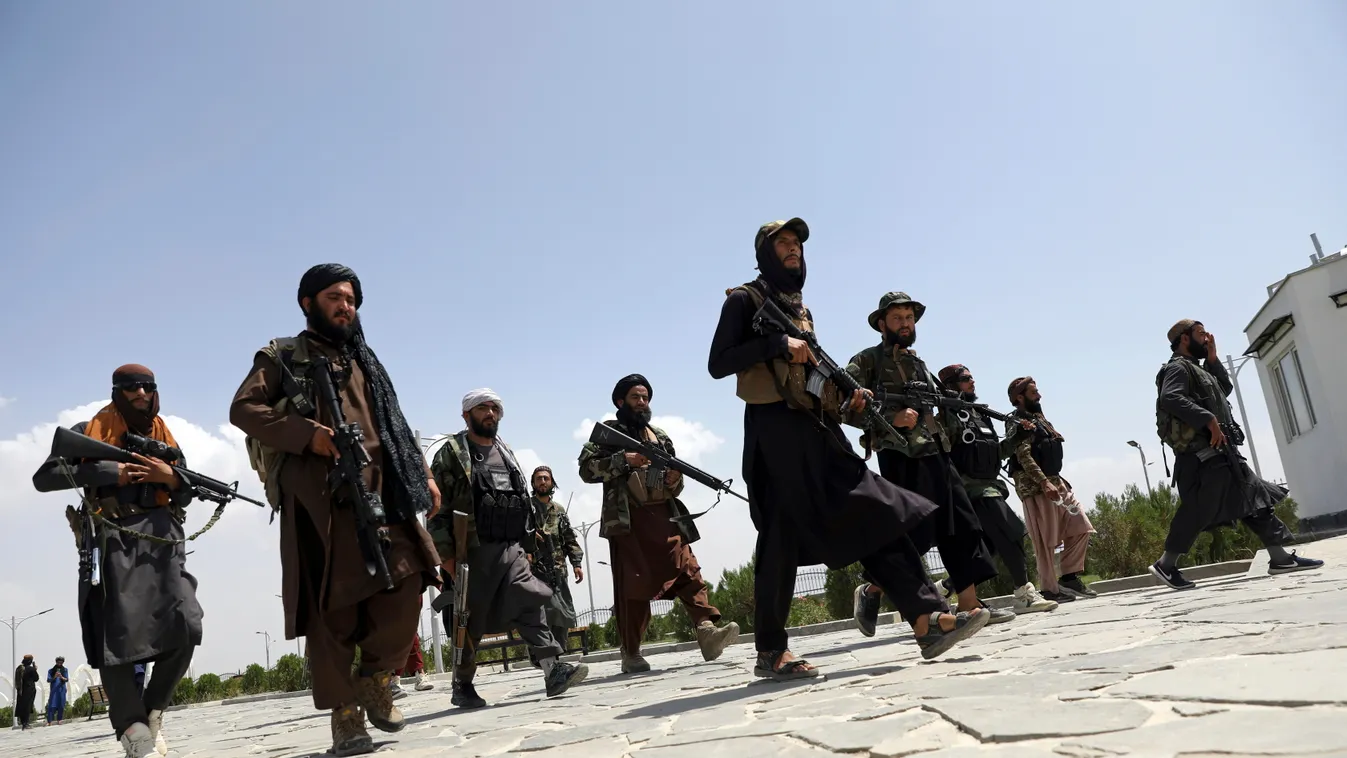 Kabul, 2021. augusztus 19.
Tálib harcosok járőröznek Kabulban 2021. augusztus 19-én. Négy nappal korábban a szélsőséges iszlamista tálibok uralma alá került Afganisztán, miután a lázadók harc nélkül behatoltak az afgán fővárosba és elfoglalták az afgán ko
