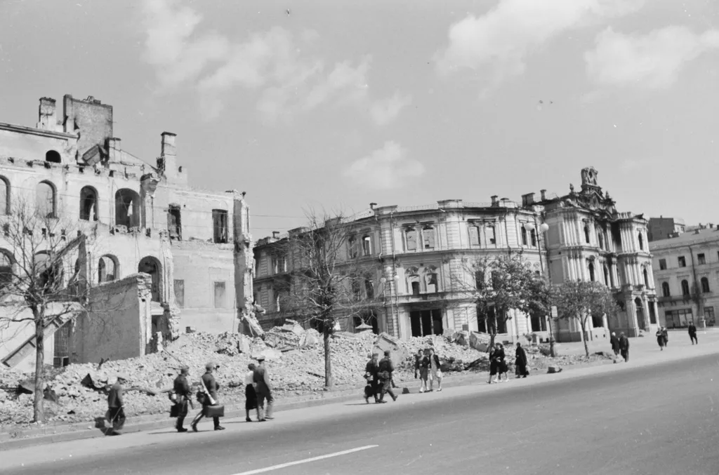 Ukrajna,
Kijev
a Hrescsatik sugárút felrobbantott épületei a Függetlenség terénél (Majdan Nezalezsnosztyi), balra a Grand Hotel, szemben a Városháza romjai.
ÉV
1942 