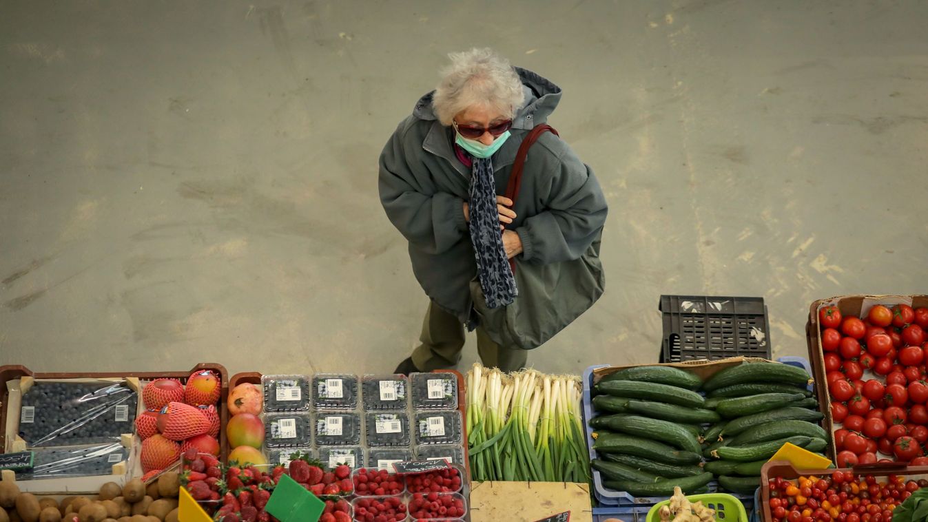 Koronavírus, Újpest központ, Budapest, nyugdíjas, idős emberek, piac, vásárlás, zöldség 