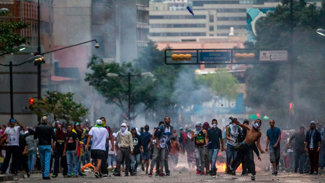 Caracas, 2015. február 13.
Tüntetők és rendőrök összecsapása a 2014-es halálos áldozatokat is követelő kormányellenes tüntetéssorozat évfordulóján Caracasban 2015. február 12-én. (MTI/EPA/Miguel Gutiérrez) 
