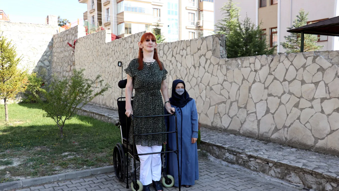 Rumeysa Gelgi, A világon a legmagasabb nő, The world's tallest living woman 24-year-old Rumeysa Gelgi lives in Turkey's Karabuk 2021,Guinness World Records,Karabuk,October,Rumeysa Gelgi,Safran Horizontal 