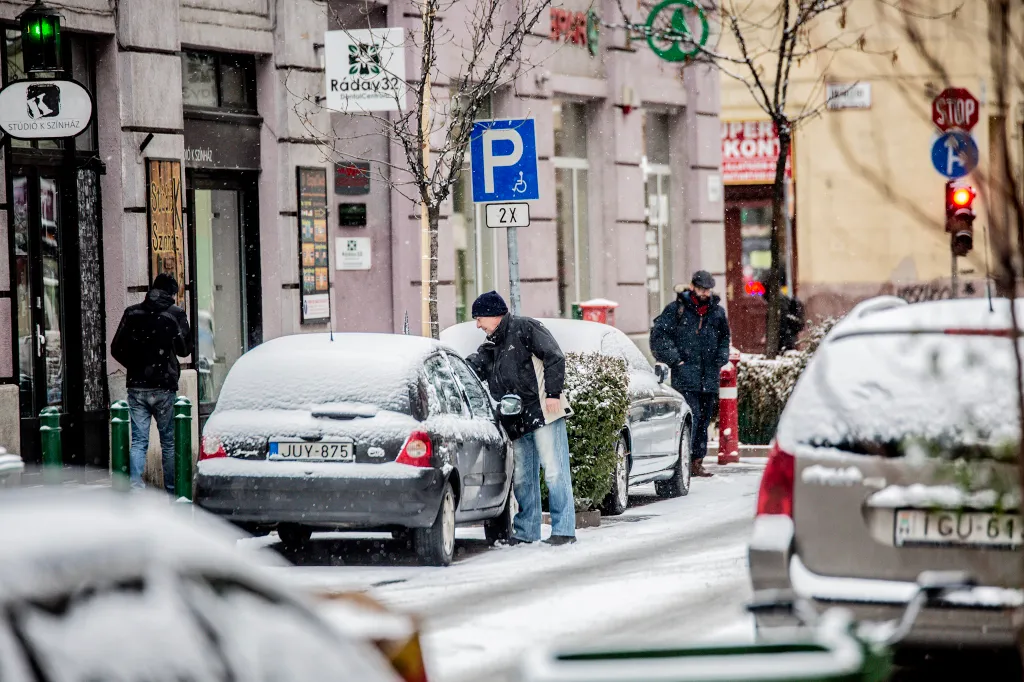 havazás, havas autók, sószórás, havas Budapest, város, január, hó 