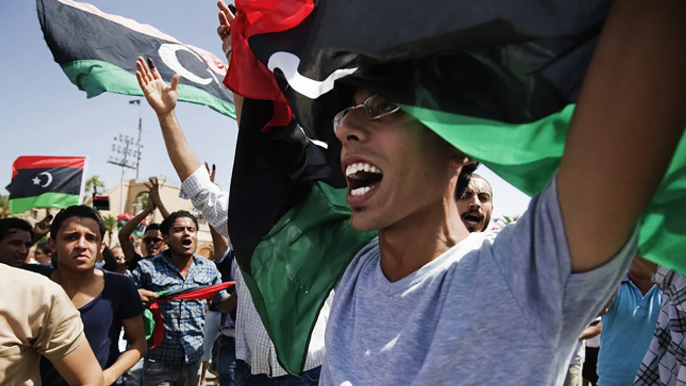 Líbiai választások, ünneplő tömeg tripoliban a mártírok terén, 