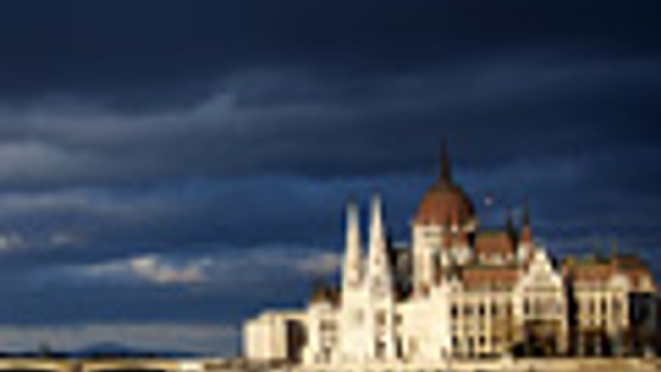 Magyarország viharban, a Parlament súlyos fellegek alatt