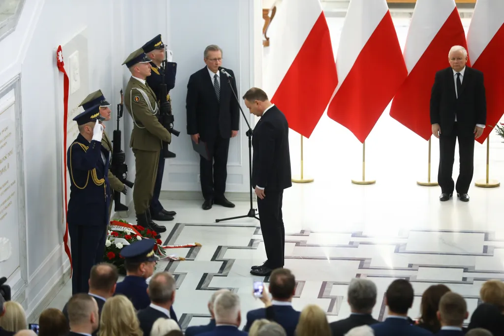 Varsó, 2018. április 9.
Andrzej Duda lengyel elnök a szmolenszki repülőszerencsétlenség áldozatául esett Lech Kaczynski volt lengyel államfő emléktáblájának avatásán a varsói parlament alsóházában 2018. április 9-én. (MTI/EPA/Rafal Guz) 