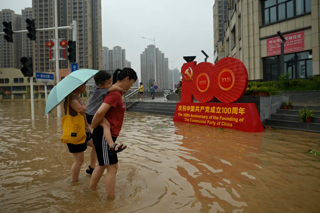 Zhengzhou Kína, eső, víz,  flood Horizontal 
