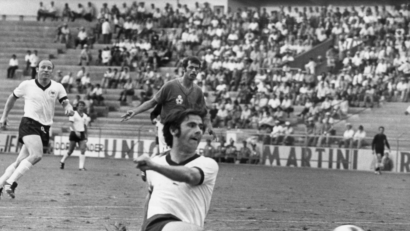 Soccer World Cup 1970: Germany vs Morocco .Fußball .Personen .Sport .WM .Weltmeisterschaft_1970 1970 1970_FIFA_World_Cup Deutschland-Marokko FIFA shot Germany-Morocco People SPO SPORT action ball FALL fallen falling FOOTBALL KICK kicking persons schießen 