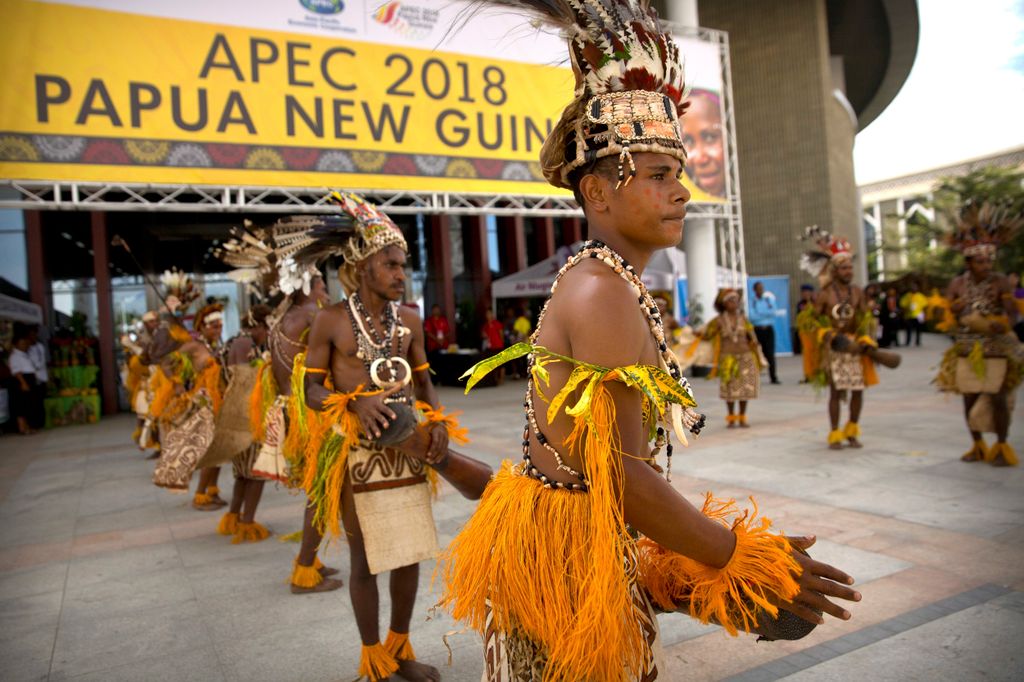 Pápua táncosok APEC 30. csúcstalálkozóját megelőző miniszteri szintű tanácskozás konferenciaközpontjánál 