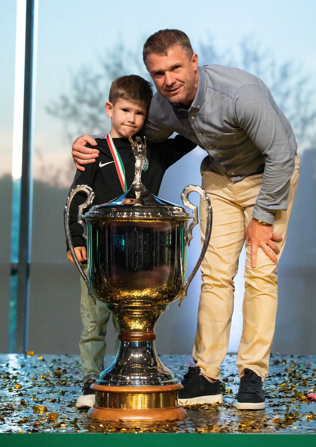 Szergej Rebrov, a Ferencváros vezetőedzője a fiával, miután a csapatával átvették a bajnokcsapatnak járó kupát a Groupama Arénánál. 