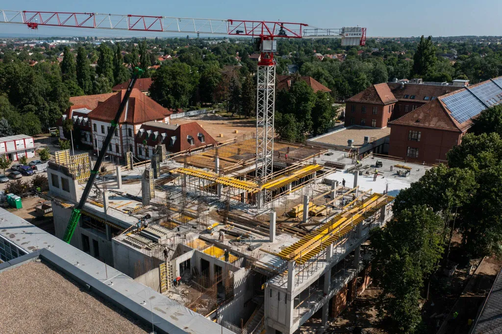 Egyre magasabbra emelkedik a székesfehérvári kórház új tömbje, Székesfehérvár, építkezés, magyarépítők, kivitelezés, belgyógyászati épület, egészségügyi fejlesztés 