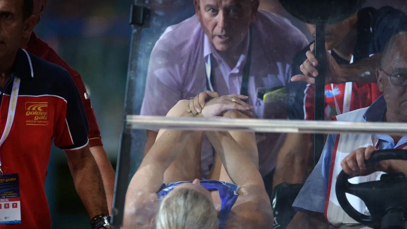 Australian Sally Pearson leaves the track after an injury during the women's 100m hurdles event as US Brianna Rollins falls at the Golden Gala, the 4th stage of IAAF Diamond League 2015 on June 4, 2015 at the Stadio Olimpico in Rome.     AFP PHOTO / TIZIA