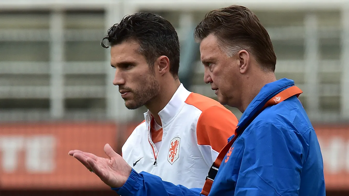 Netherlands' coach Louis van Gaal (R) speaks with forward Robin van Persie during a training session at the Paulo Machado de Carvalho Stadium, in Sao Paulo on July 08, on the eve of the 2014 FIFA World Cup semi-final against Argentina.  AFP PHOTO / NELSON