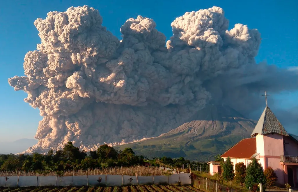 Vulkánkitörés Indonéziában, Sinabung tűzhányó, galéria, 2021 