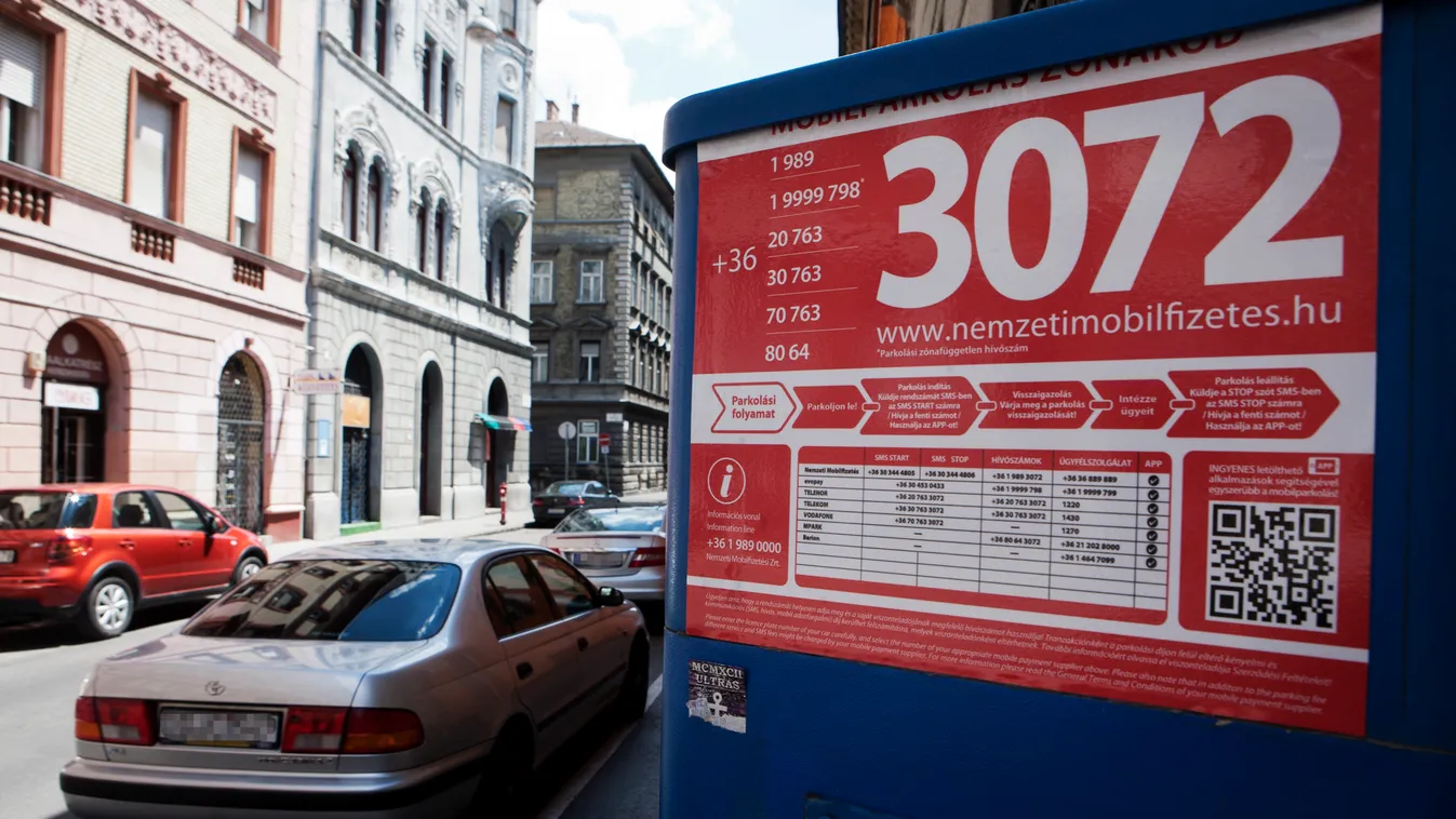 Mobilparkolás telefonszáma olvasható egy parkolóautomatán Budapesten, a Dob utcában 2014. július 1-én 