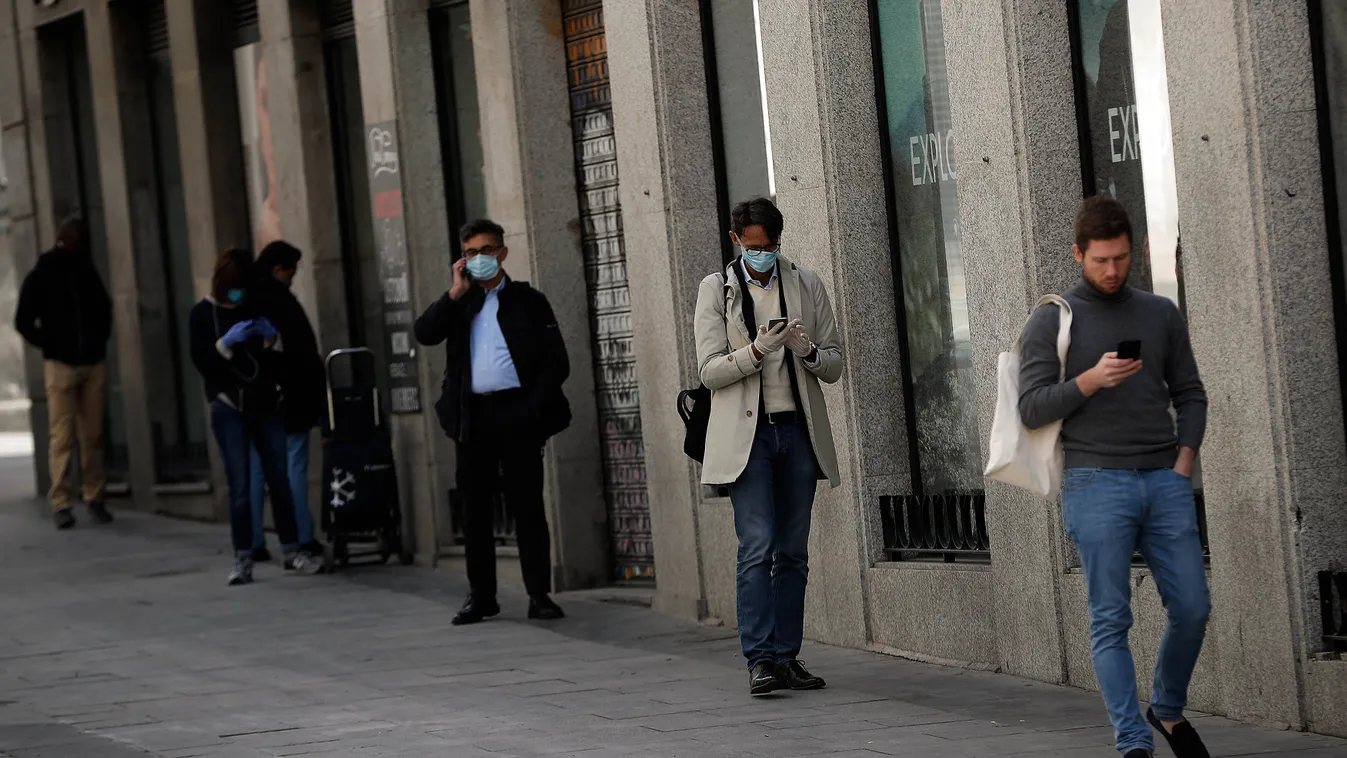 Coronavirus precautions in Spain Coronavirus,Covid-19,Madrid,masks koronavírus korona vírus fertőzés járvány betegség bevásárlás távolság távolságtartás maszk Spanyolország 