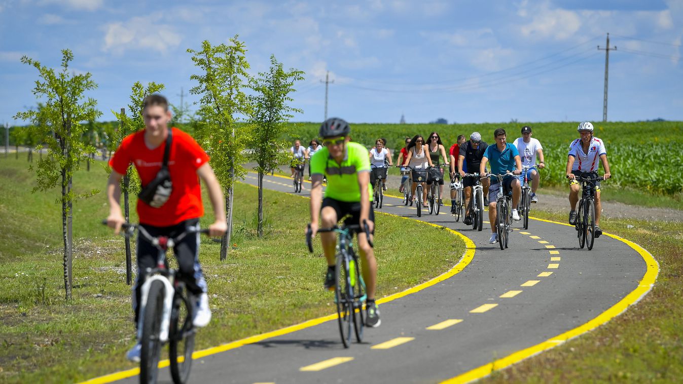 Kerékpárosok a Tépe és Berettyóújfalu közötti bicikliúton 