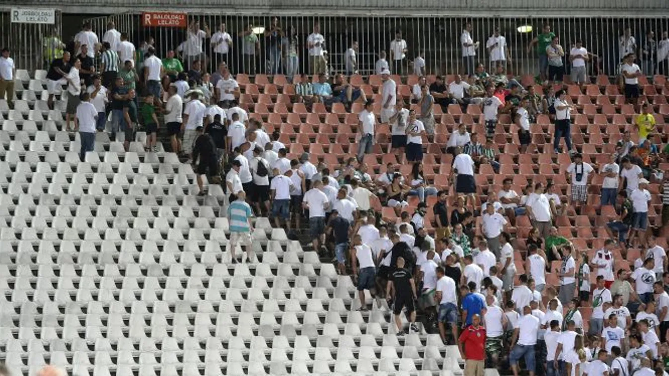 Budapest, 2014. július 24.
A ferencvárosi szurkolók elhagyják a lelátót az első félidő vége előtt a labdarúgó Európa Liga selejtezőjének 2. fordulójában játszott Ferencváros - HNK Rijeka visszavágó mérkőzésen a Puskás Ferenc Stadionban 2014. július 24-én.