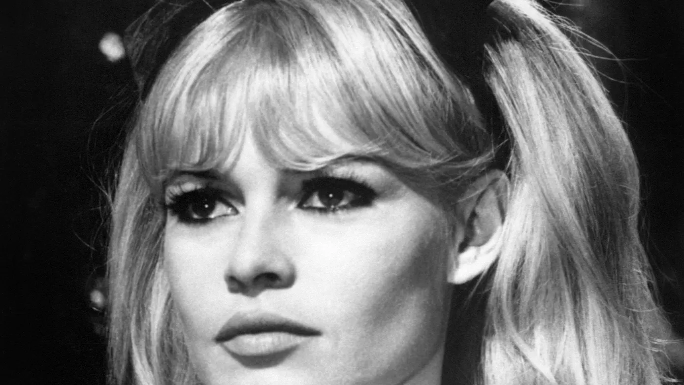 MEXICO-CINEMA-BARDOT VERTICAL BLACK AND WHITE PICTURE ACTRESS PORTRAIT CLOSE-UP THREE-QUARTER FACE CINEMA FILMING LONG HAIR A portrait taken on 1965 in Mexico shows French actress Brigitte Bardot on the set of "Viva Maria" directed by Louis Malle.  AFP PH