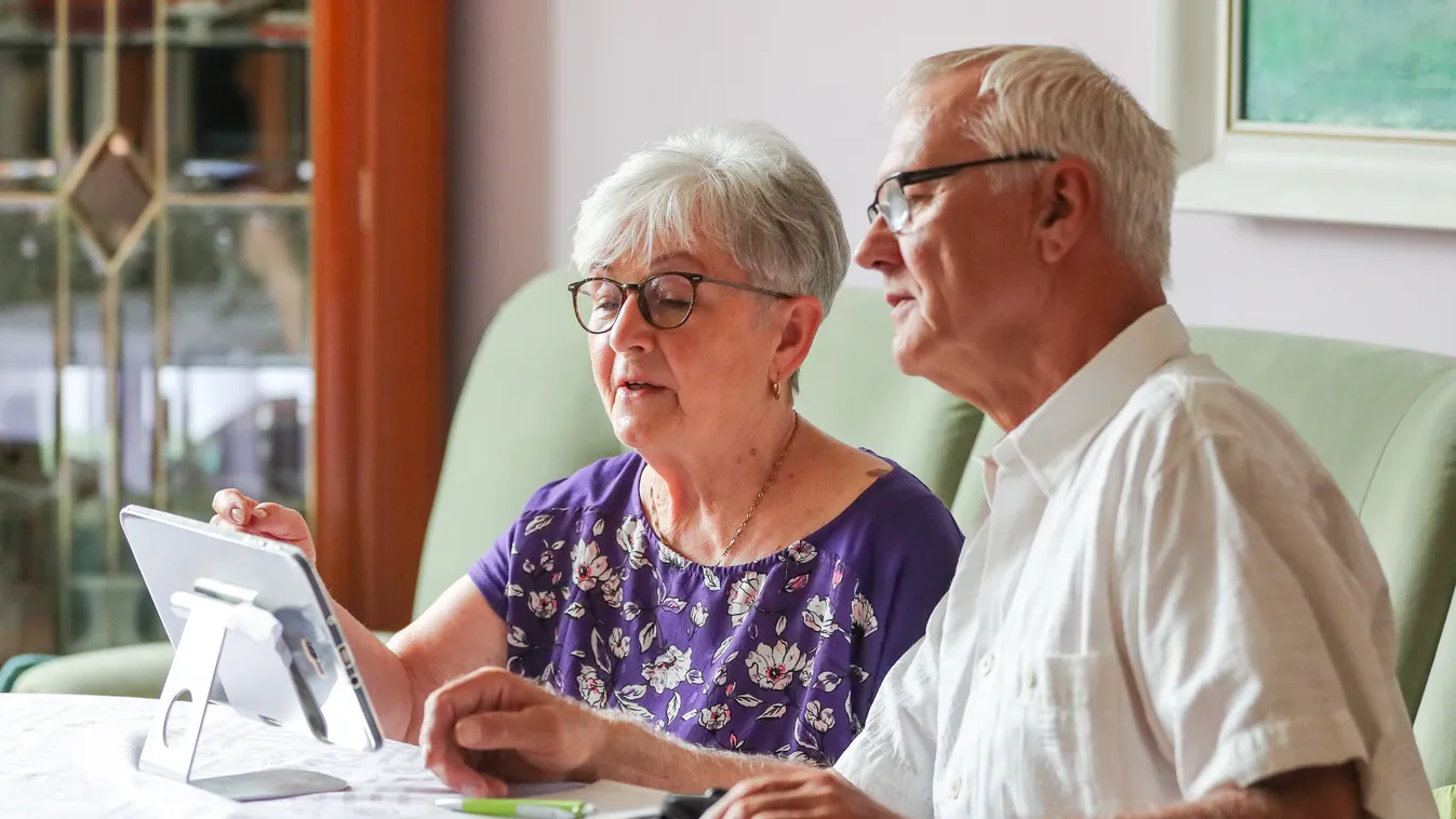 MEDICINE AND HEALTH SCIENCE Telemedicine Seniors MEDICINE VIDEO Parlors Pensioner Sofa.table 19 July 2019, Saxony-Anhalt, Halle (Saale): The pensioners Siglinde and Norbert Neumann use a tablet for communication with their family doctor. From the point of