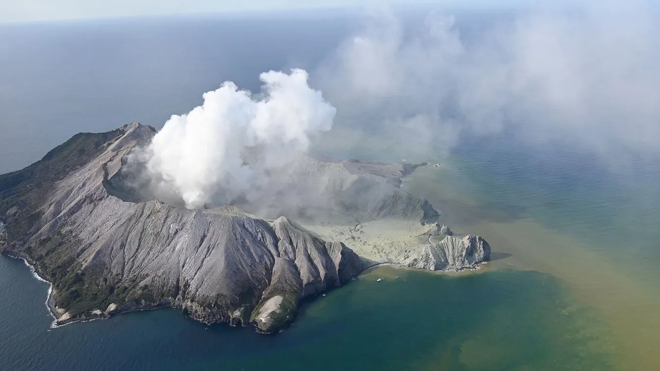 Fehér-sziget, 2019. december 9.
Füstöt ereget a fehér-szigeti vulkán, miután kitört az új-zélandi Északi-sziget keleti partvidékétől mintegy 50 kilométerre található tűzhányó 2019. december 9-én. A turisták által látogatott, lakatlan szigeten több kirándu