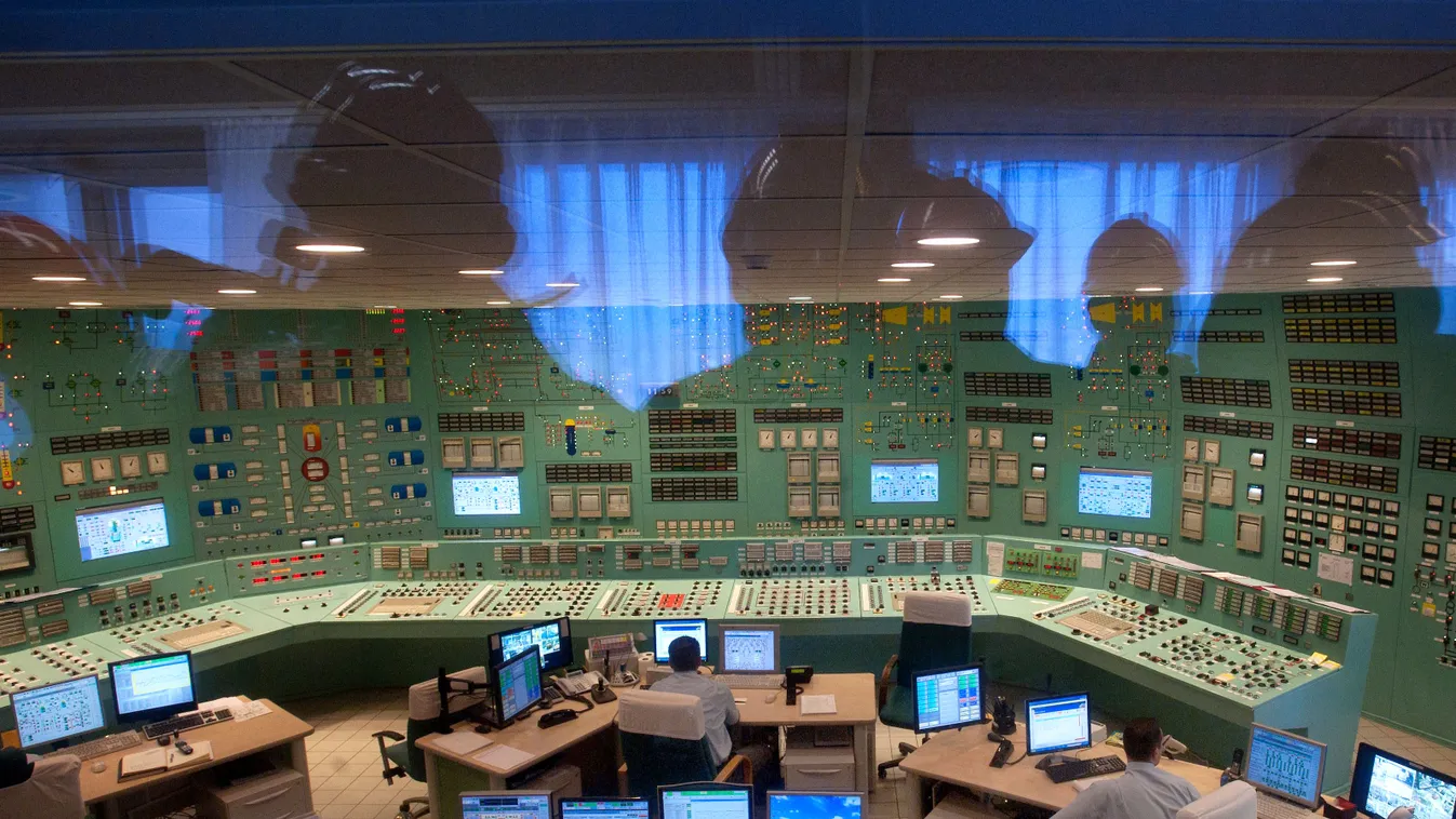 atomenergia, újságírók alakja tükröződik mikor megtekintik a paksi atomerőmű 3-as és 4-es  blokkjának irányítóközpontját 