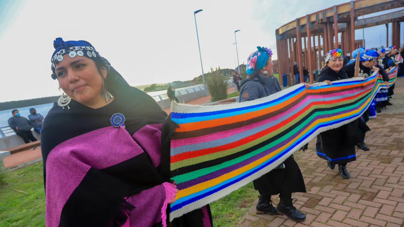 Mapuche, Mapuche nők, szövés, guiness rekord, guiness, szövők, chile, chílei nők, őslakosok, rekord, Guiness rekordot döntenek chilei nők egy egy kilóméteres vászon megszövésével 