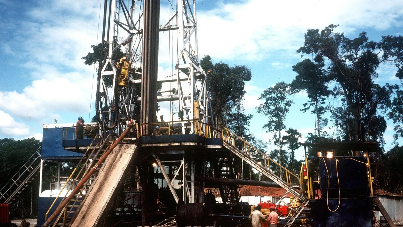 olajkitermelés indul a Yasuni Nemzeti Parkban, Ecuadorban, olajkút 