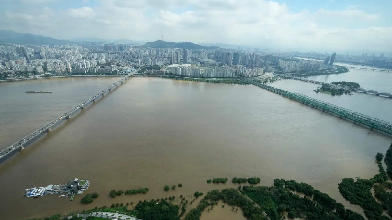 Szöul, 2022. augusztus 10.
A heves esőzések következtében megáradt Han folyó Szöulban 2022. augusztus 10-én. A dél-koreai fővárosban és térségében az elmúlt napokban legalább kilencen meghaltak az özönvízszerű eső okozta áradásban. A vízesésként lezúduló 