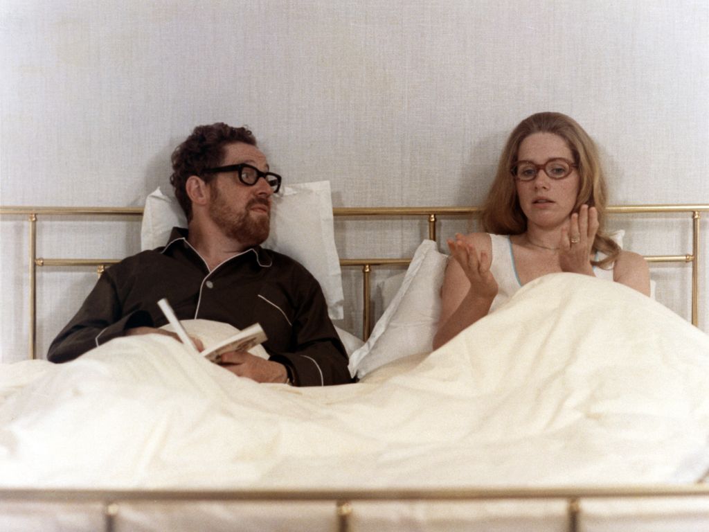 Scener ur ett äktenskap Cinema MAN WOMAN couple BED BOOK to discuss HORIZONTAL 