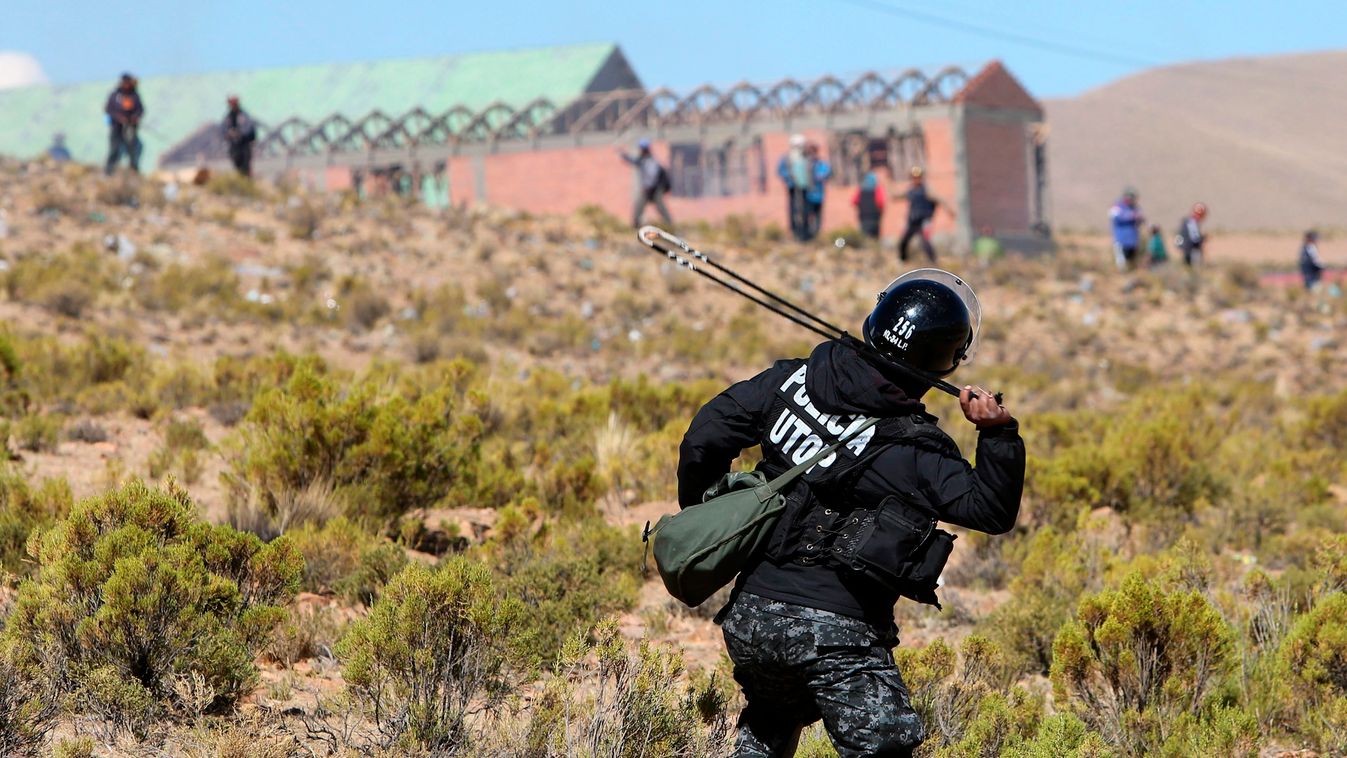 Bányásztüntetés Bolíviában La Paz szövetkezeti törvényének módosítása ellen tiltakoznak. 252 tüntető bányász és száz rendfenntartó is megsebesült az összetűzésekben. Két bányász életét vesztette 