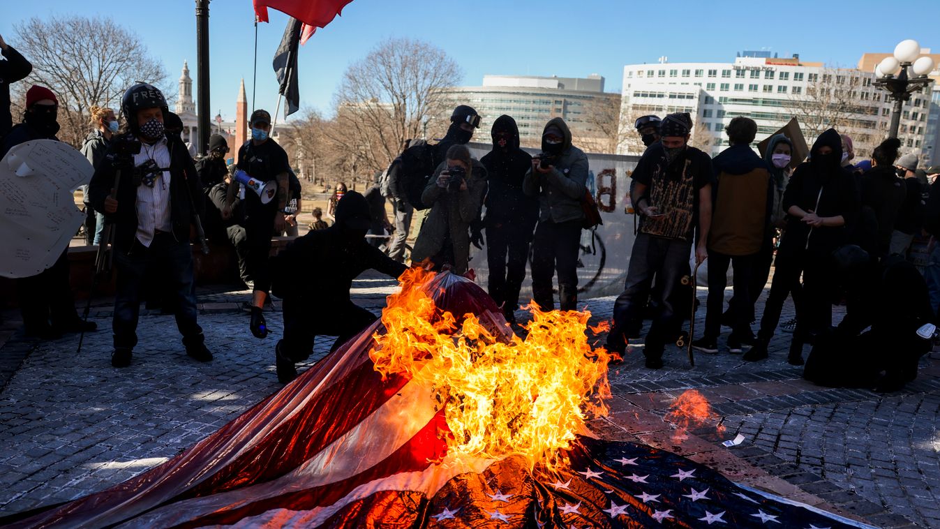 Biden ellenes tüntetés, Denver, USA, zászlóégetés 