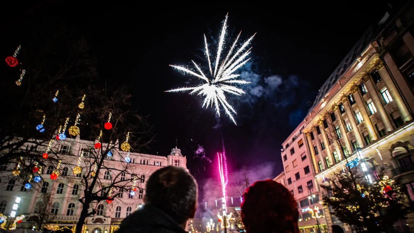 Szilveszter, buli, party, emberek, este, Vörösmarty tér, tűzijáték 