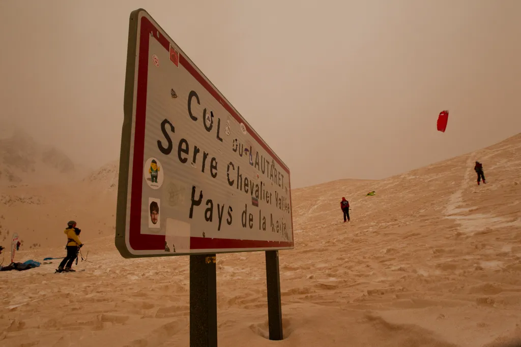 Franciaország, vörös hó, hóesés, havazás, homok, Szahara, 2021.02.06. 