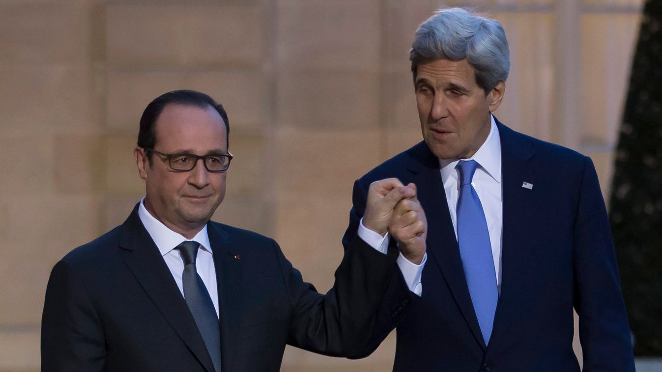 KERRY, John; HOLLANDE, Francois Párizs, 2015. január 16.
Francois Hollande francia elnök (b) üdvözli John Kerry amerikai külügyminisztert a párizsi államfői rezidencia, az Elysée-palota bejáratában 2015. január 16-án.  (MTI/EPA/Ian Langsdon) 