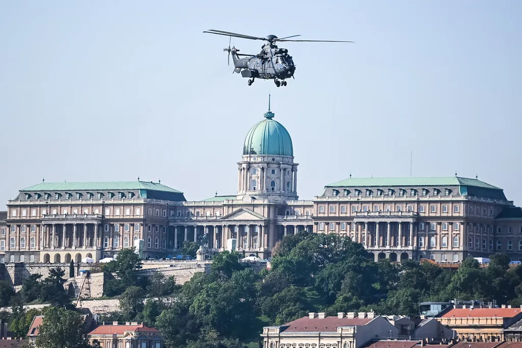 államalapítás ünnepe, légiparádé, Szent István nap, gripen, Duna felett repülnek, katonai légiparádé, Magyar Honvédség bemutatója, hadászati repülőgépek, helikopterek, ejtőernyős válogatott, 2023. 08. 20. 