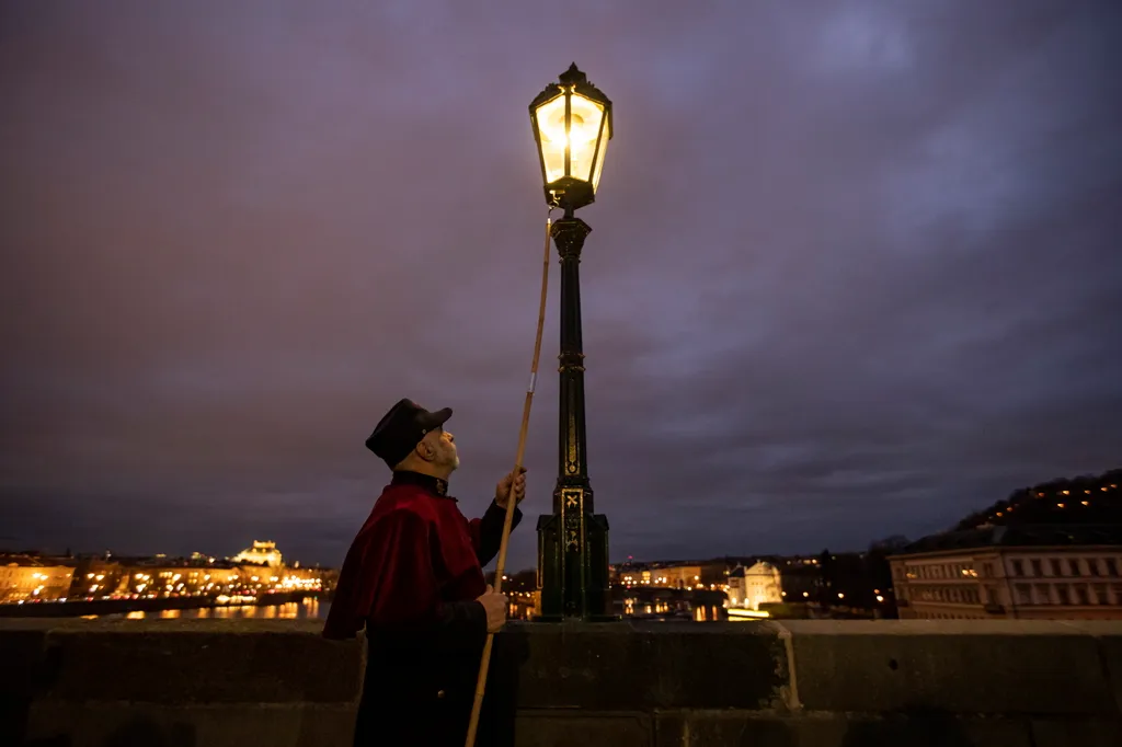 Prágai lámpagyújtogatók, a Károly híd 
 TATER, Jan gázlámpa híd korabeli öltözék korhű ruha KÖZLEKEDÉSI LÉTESÍTMÉNY KÖZTERÜLET ÖLTÖZÉK SZEMÉLY TÁRGY utcai lámpa 