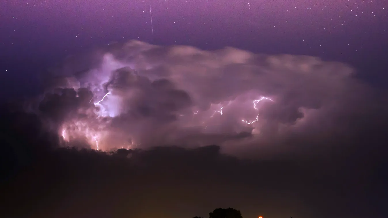 Meteorit a légkörben Vasvár térségében, ahol egy szupercella halad el 2014. augusztus 13-án éjjel, vihar, időjárás 