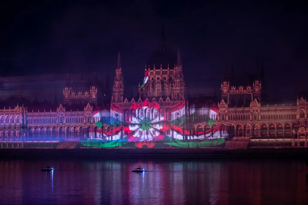 Tűzijáték, Budapest, 2022.08.27., tömeg, „Tűz és fények játéka" című műsor, fényfestés, drónshow, 3 rész 