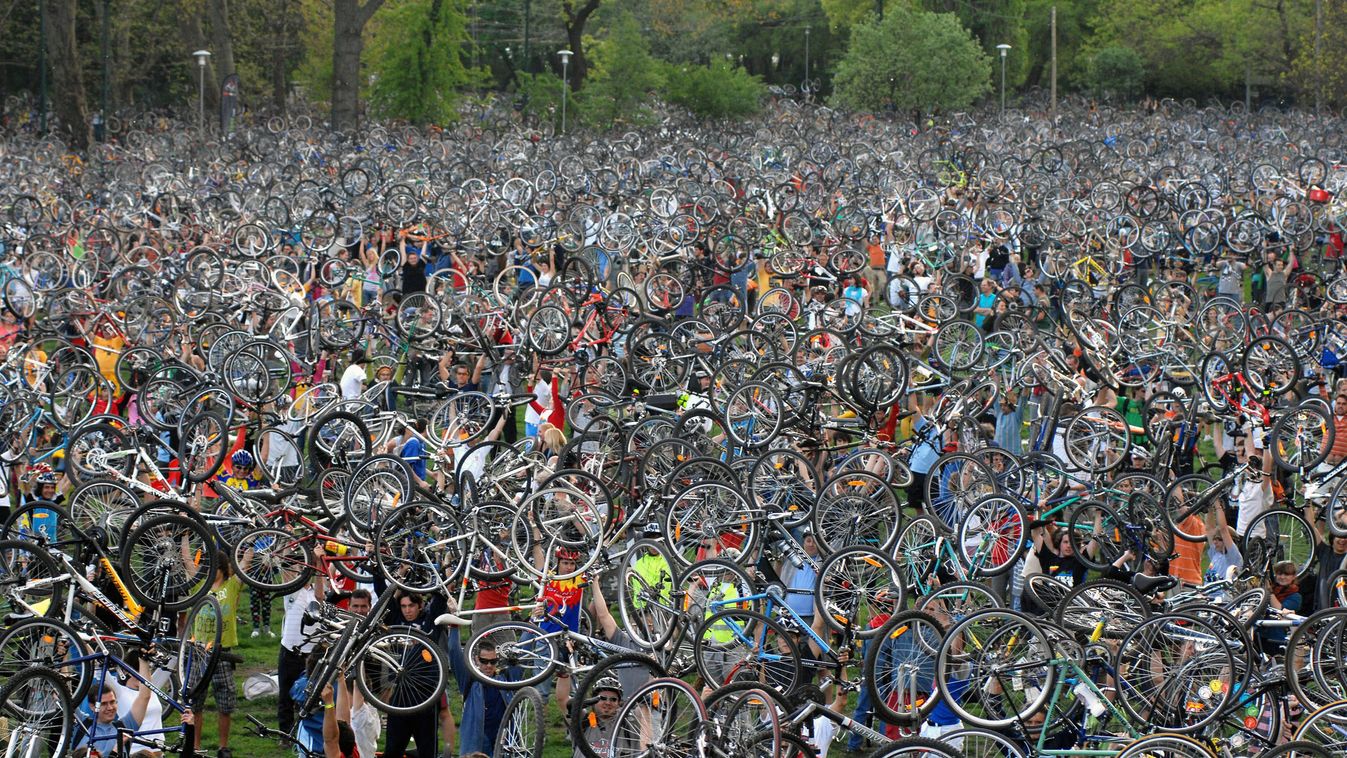 critical mass, biciklis felvonulás, budapest, 2009, bringa emelés a városligetben