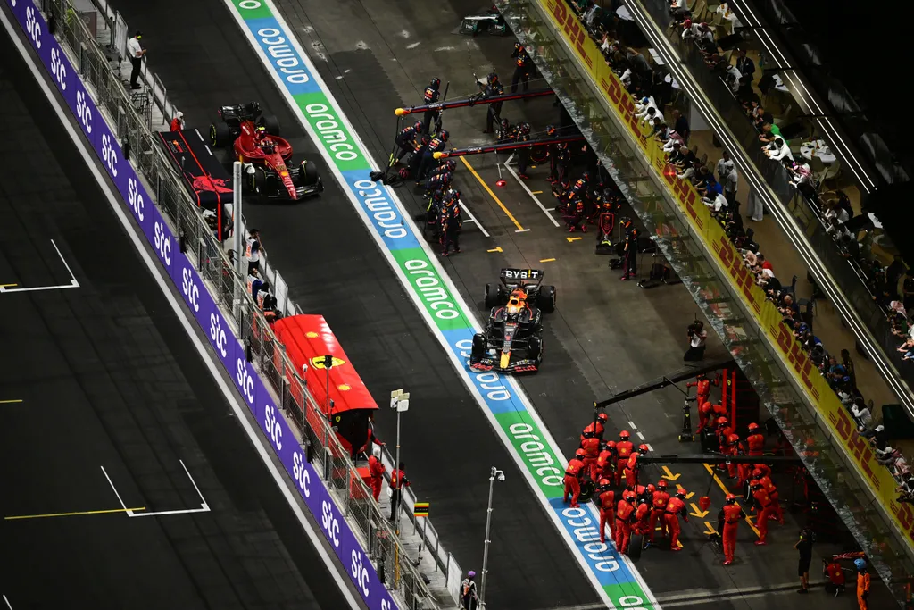 Forma-1, Szaúd-arábiai Nagydíj, Max Verstappen, Carlos Sainz, Red Bull, Ferrari 