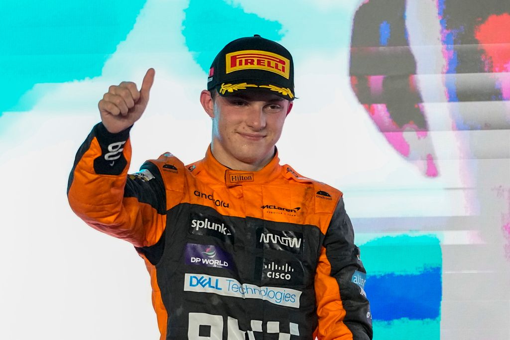 PIASTRI, Oscar Loszaíl, 2023. október 8.
A második helyezett Oscar Piastri, a McLaren ausztrál versenyzője a pódiumon ünnepel a Forma-1-es autós gyorsasági világbajnokság Katari Nagydíjának eredményhirdetésén a loszaíli pályán 2023. október 8-án.
MTI/AP/A